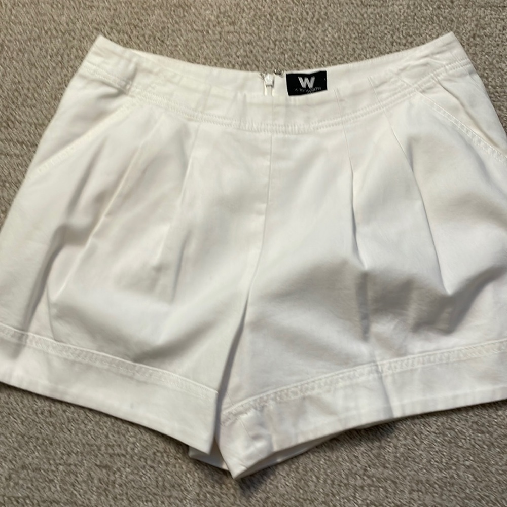 White shorts with pockets & pleats